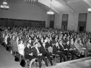 Bis auf den letzten Platz gefüllt waren die Stuhlreihen auf dem internationalen EuroShop-Kongress am 14. Juni 1966 in Düsseldorf. (Foto: Messe Düsseldorf)