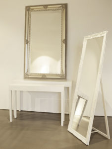Diese Spiegel sind Designobjekte und prägen Stil und Atmosphäre eines Stores. (Foto: Knappe Innenarchitekten)