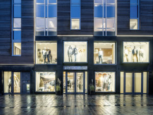 Das Modehaus Hellner auf der Friedrichstraße in Westerland auf Sylt bietet den Passanten in der Dämmerung täglich wechselnde Schaufensterinszenierungen, bei denen Licht die Hauptrolle spielt. (Foto: Oktalite)