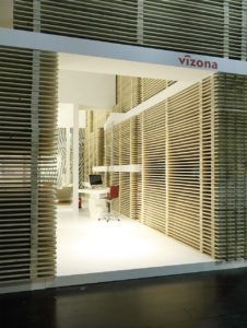 Gestapelte Fichtenbretter bestimmten das Design des Vizona-Standes 2011. (Foto: Vitra)
