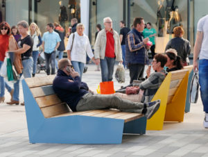 Der neue Ruhr-Park in Bochum spielt mit vielerlei Design-Sesseln und -bänken, die sich grundlegend vom gewohnten Standard einer öffentlichen Stadtmöblierung abheben. (Foto: Unibail-Rodamco Germany)