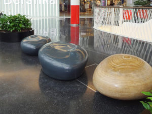 Kunststeine in der Shopping-Mall MyZeil in Frankfurt sind nicht nur Design-Objekte, sondern auch ergonomisch geformte Sitzmöbel, robuste Einrichtungsgegenstände und ein Tool, um sich optisch abzuheben. (Foto: Pebstone)