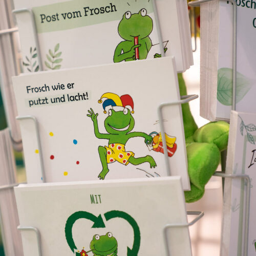 Neben den klassischen Frosch-Produkten, wie Reinigungs- und Waschmittel, Seifen und Duschgel, gibt es auch exklusive Frosch-Produkte, die extra für den neuen Store entworfen worden sind. 