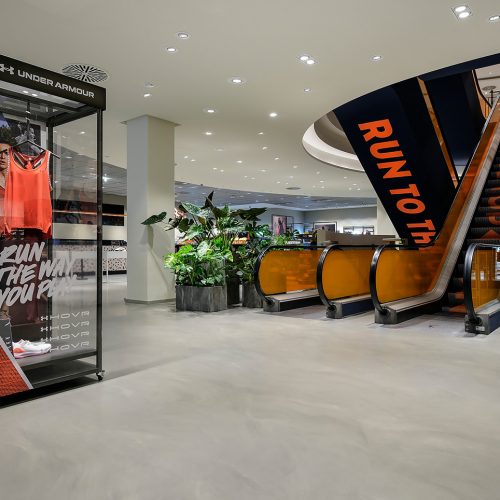 Der neue boden verleiht dem Sport Scheck Store ein neues Bild.