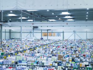 Damit Übersicht und Lieferfähigkeit nicht verloren gehen, setzen die Online-Pharmazeuten, wie hier die Shop-Apotheke, auf große Verteilzentren mit digitalen Lösungen.