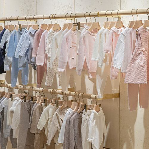 Der Store bietet eine Auswahl an Kinderkleidung.