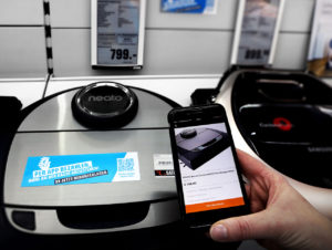 In einem Pilot-Markt in Hamburg bietet Saturn das Bezahlen per Handy-App direkt am Regal an. Der Kunde scannt dafür einen QR-Code.