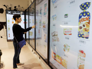 Kassenloser Store der Groupe Casino in Paris: An der „Picking Wall“ können Kunden rund um die Uhr bestellen.