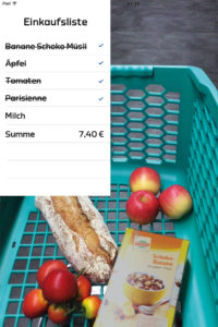 Die digitale Einkaufsliste wird am Einkaufswagen „abgearbeitet“
