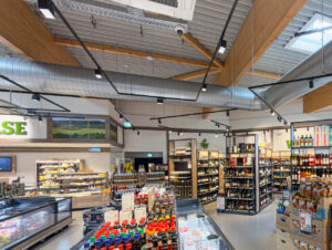 Die sichtbaren Installationen an der Decke beinhalten Kameratechnik des SCO-Systems