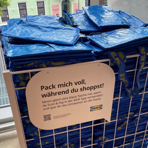 Ikea macht seine Kund:innen im Store mit dem Checkout-Prozess via App vertraut.