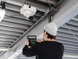 Ein Techniker kalibriert das kamerabasierte Erfassungssystem vor Ort. Die cloudbasierte Softwareplattform wird remote gesteuert