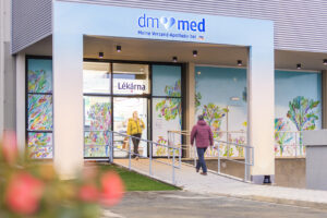Außenansicht der Versandapotheke „dm-med