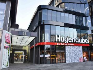 Die Hugendubel-Filiale am Europaplatz in Berlin-Moabit ist an den neuen Quick-Commerce-Service angeschlossen.