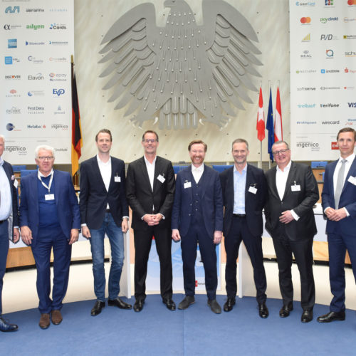 Podiumsdiskussion zur Vielfalt im Zahlungsverkehr (v.l.n.r.): Olaf Schrage (Deichmann/Moderation), Hermann Stengele (Blue Code), Dr. Michael Luhnen (Pay Pal), Dr. Markus Weber (Ingenico), Thomas Heigl (JCB International), Robert Herzig (Metro), Ulf Timmann (Shell Deutschland), Oliver Schulte (Deutsche Bank)