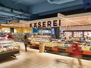 Die Käseabteilung im E-Center Bergedorf basiert auf dem Flexstore-System und kann bei Bedarf woanders platziert werden.