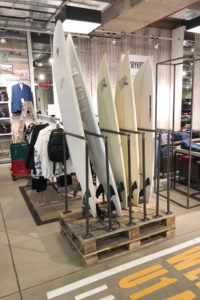 Dem Young-Fashion-Store U-Eins bei Wöhrl in Nürnberg wurde mit Street-Art und gebrauchten Gegenständen wie diesen Surfbrettern neues Leben eingehaucht