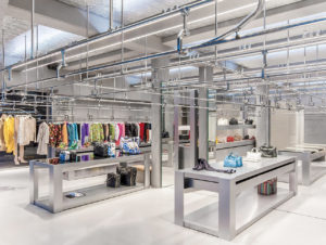Die reflektierende Aluminium-Oberfläche der Decke wird mit indirektem Licht homogen beleuchtet