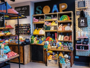 In seinen ersten verpackungsfreien Stores präsentiert Lush die Produkte wie in einem Obst- und Gemüse-Stand. Witzig: Die festen Dusch-Cremes werden in Flaschenform gepresst