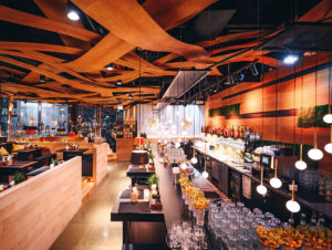Ausgeklügeltes Zusammenspiel zwischen Licht (ITAB Lighting) und Decke bei der Restaurantkette Peter Pane