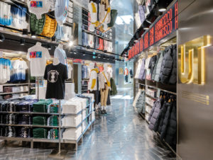 Spiegeldecke im neuen Uniqlo-Store in Paris