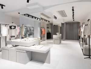 Große, deckenhohe Spiegelflächen lassen den Concept Store von Marc O’Polo in Stockholm größer wirken
