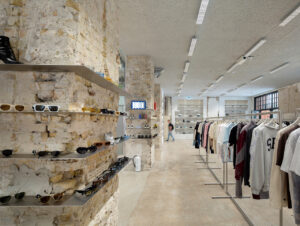 Ein einheitliches ruhiges Deckenbild mit linearen Downlights von Erco ergänzt das anspruchsvolle Store-Konzept des Highsnobiety Flagship-Stores in Berlin