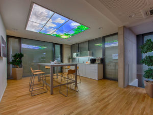 „Sky Panels“ bringen auch in einen fensterlosen Store etwas sonniges „Outdoor-Feeling“.