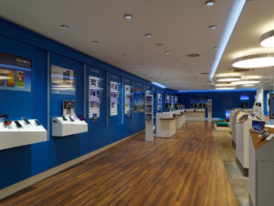 Für Wandabwicklungen, Präsentations- und Loungemöbel sind Spanplattenkonstruktionen erste Wahl, hier im O2-Shop in München.