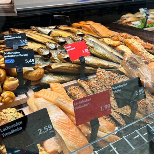 Räucherfisch-Sortiment an der Bedientheke