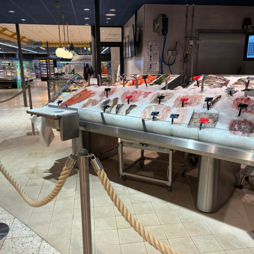 Der Frischfischbereich mit Eistheke des Herstellers Tournus Equipement. Seile unterstreichen den Marktplatz-Charakter