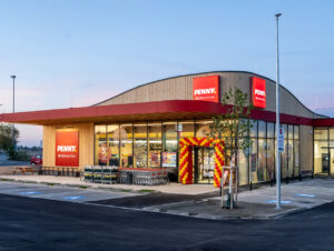 Rund um die Filiale wurden begrünte Flächen mit Pflanzinseln, Bäumen und Wildblumenwiesen angelegt