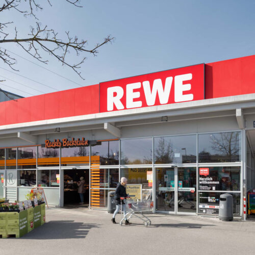 Der umgebaute Rewe liegt verkehrsgünstig