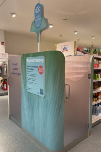Die Kosten für das Augenscreening liegen bei knapp 15 Euro, ein großes Blutbild gibt es ab rund 10 Euro und die Preise für den Online-Hautarztservice des Partners beginnen bei 28 Euro im Basis-Paket