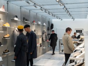 Fashion Store „Gate 194“ in Berlin: Fokussiertes Licht inszeniert die Ware als Kunstwerk.