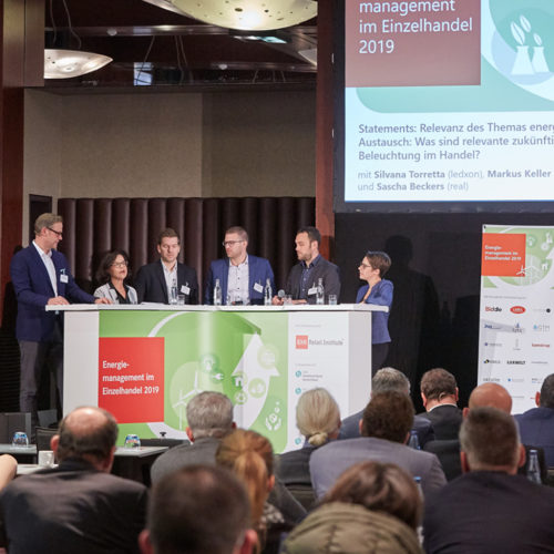 Podiumsdiskussion zu Themen zur energieeffiziente Beleuchtung auf Veranstaltungen. V.l.n.r: Ralph Kensmann, Claudia Horbert, EHI, Christian Günther, tegut, Sascha Beckers, real, Markus Keller, RIDI Leuchten, Silvana Torretta, ledxon