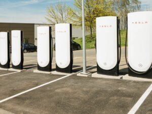 In Limburg eröffnete Globus kürzlich den ersten Schnellladepark mit 16 Schnellladesäulen von Enbw und zehn Ladepunkten von Tesla.