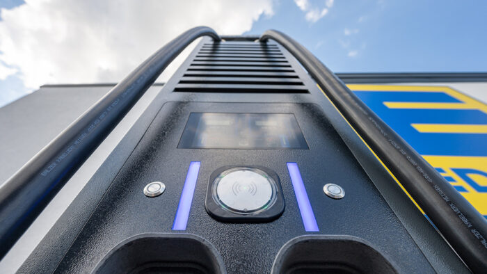 Wenn die Sonne scheint: Bei Edeka Buchbauer fließt Solarstrom von der PV-Anlage ohne Netzumwege in die Ladesäule
