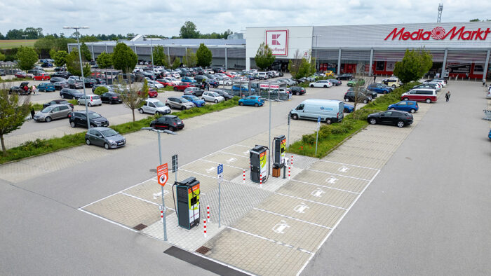 Einer der zwei von
den Pfalzwerken installierten
Ladeparks auf dem
Parkplatz des Fachmarktzentrums
in Landsberg