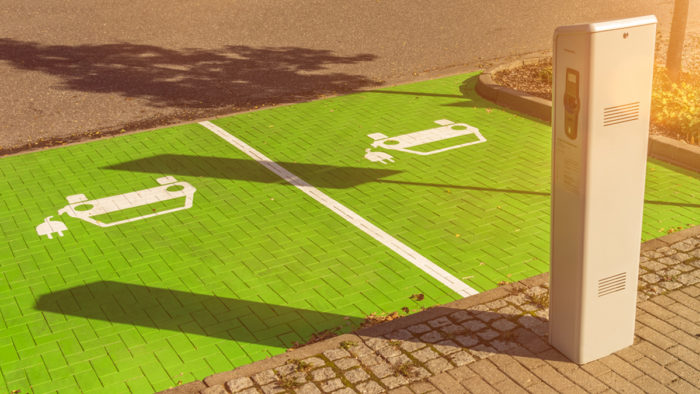 Die Umsetzung der Anforderungen zur Installation bzw. Nachrüstung von Ladesäulen in Verbindung mit den bisher noch nicht eindeutig geklärten regulatorischen Vorgaben stellt die Händler vor neue Herausforderungen. Die Umsetzung der Anforderungen zur Installation bzw. Nachrüstung von Ladesäulen in Verbindung mit den bisher noch nicht eindeutig geklärten regulatorischen Vorgaben stellt die Händler vor neue Herausforderungen.