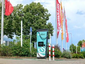 Die Schnellladesäule hat bis zu 200 kW Leistung.