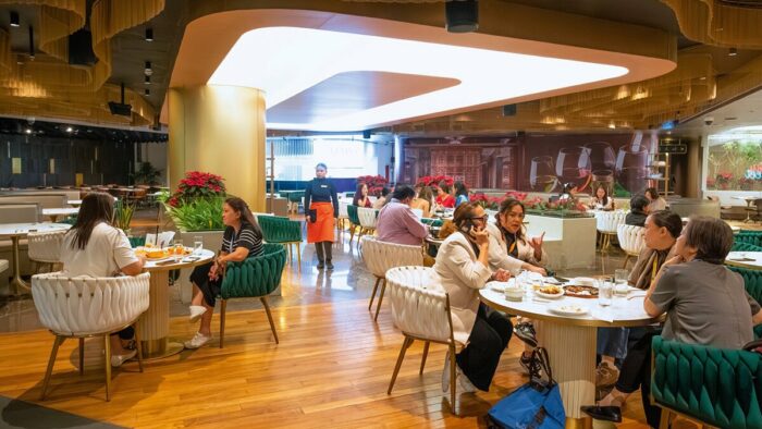 Projekte wie das hybride Foodhall-Konzept von World Kitchens in der Gatewall Mall in der philippinischen Araneta City prägten das Innovationsjahr 2025 in der internationalen Handelsgastronomie.