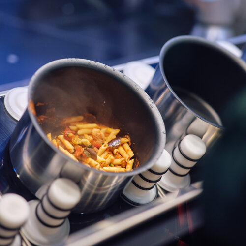 Die Töpfe werden nach jedem Kochvorgang gereinigt