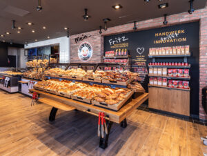 In der neuen hybriden Filiale der hessischen Bäckerei Guter Gerlach gibt es einen SB-Bereich und eine Bedientheke für Getränke, Snacks und Kuchen