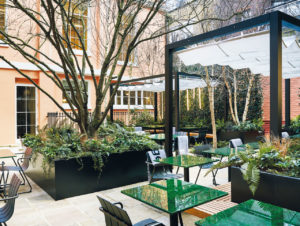 Wohl dem, der eine Terrasse hat: Freiluft-Gastro des Restaurants „Native at Browns“ am neuen Standort des Londoner Fashiondesign-Stores Browns