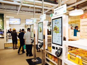 Im neu installierten Food-Konzept „Swedish Deli“ bei Ikea in Stockholm können Konsument:innen ihre Bildschirme an digitalen Bildschirmen aufgeben und direkt bezahlen.