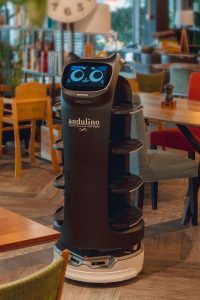 Service-Roboter „BellaBot“ unterstützt die Mitarbeitenden im Restaurant Andulino in der Mall of Switzerland.