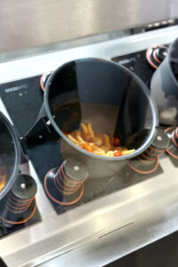 Der „Kitchen Robotic“ ist auf der bundesweiten Edeka-Fläche der erste Roboter seiner Art