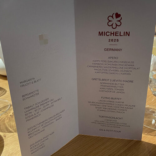 Speisekarte zur Feier der Michelin-Auszeichnung 2025  im Setzkasten bei Edeka Zurheide