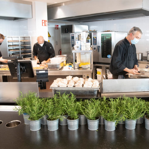 Köche bei der Zubereitung des Buffets im Galeria Restaurant 